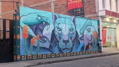 Retratos de animales azules en un muro largo