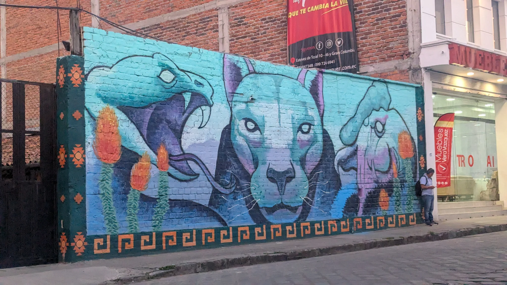 Retratos de animales azules en un muro largo