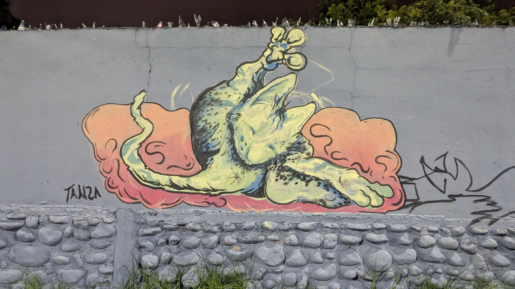 Un mural de estilo caricaturesco muestra un personaje pintado sobre un muro.