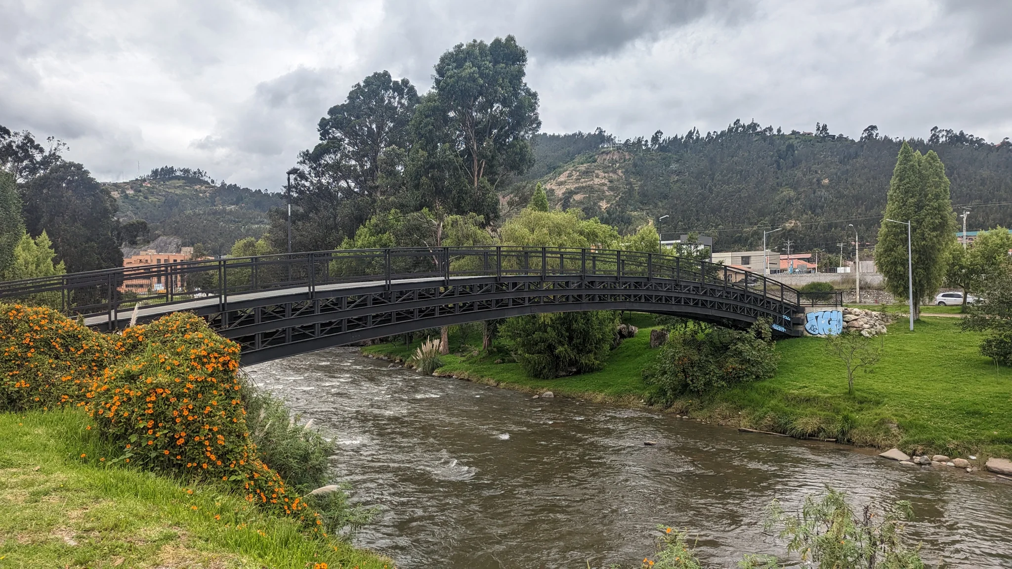 Un puente peatonal sobre el río