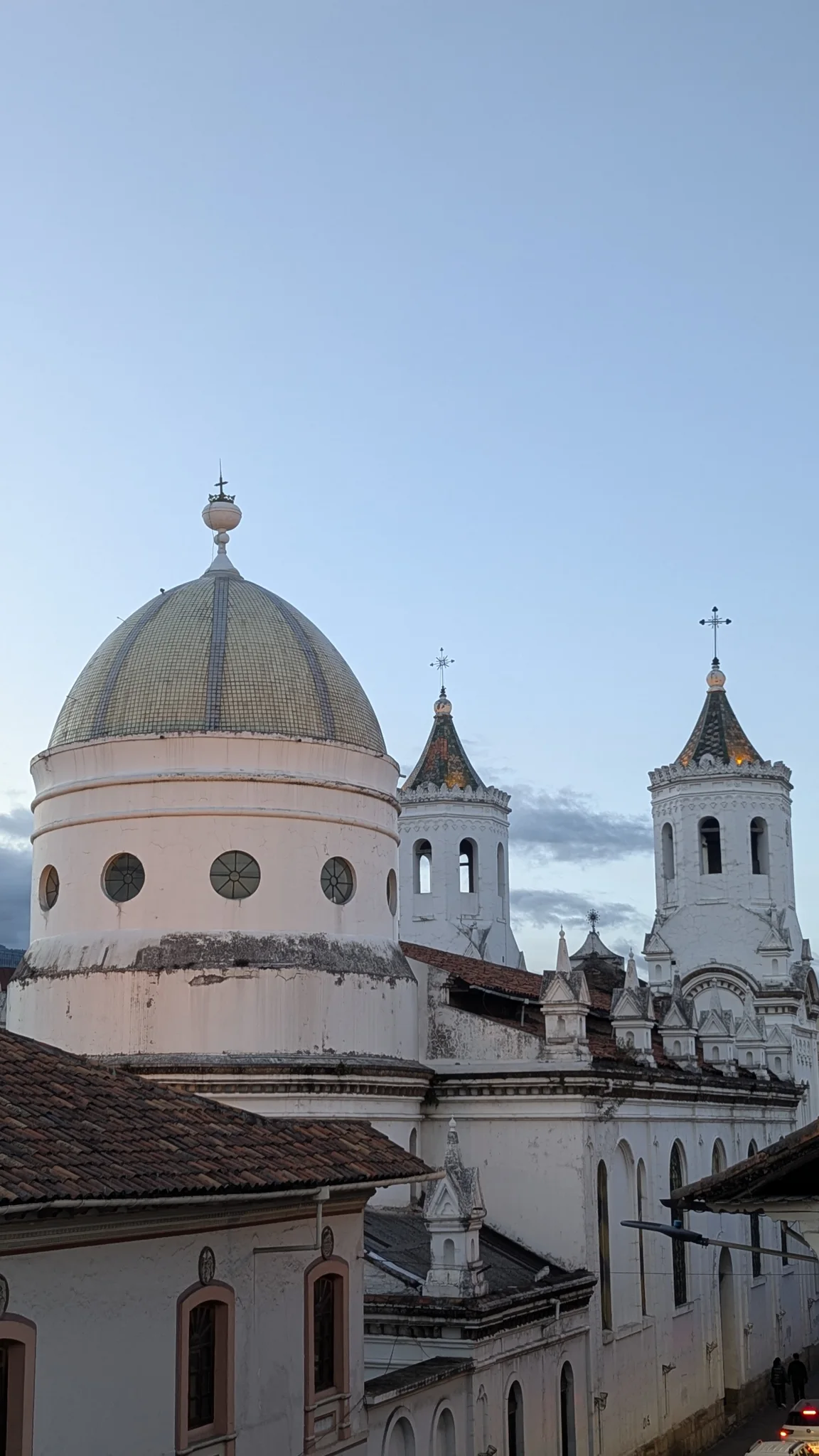 Cúpulas y torres de una iglesia se elevan contra un cielo azul despejado.