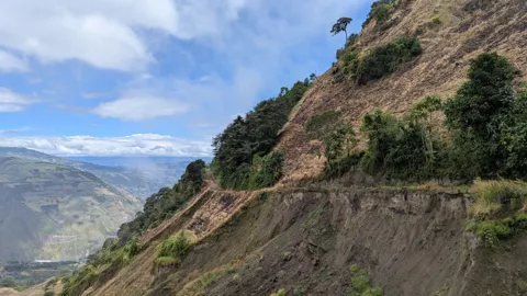 Una vista del sendero recorre una ladera rocosa.