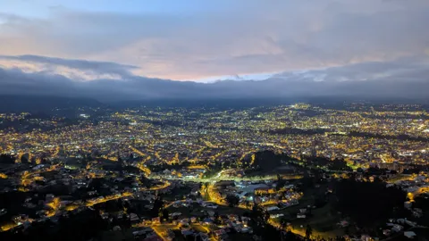 Luces de la ciudad en el valle
