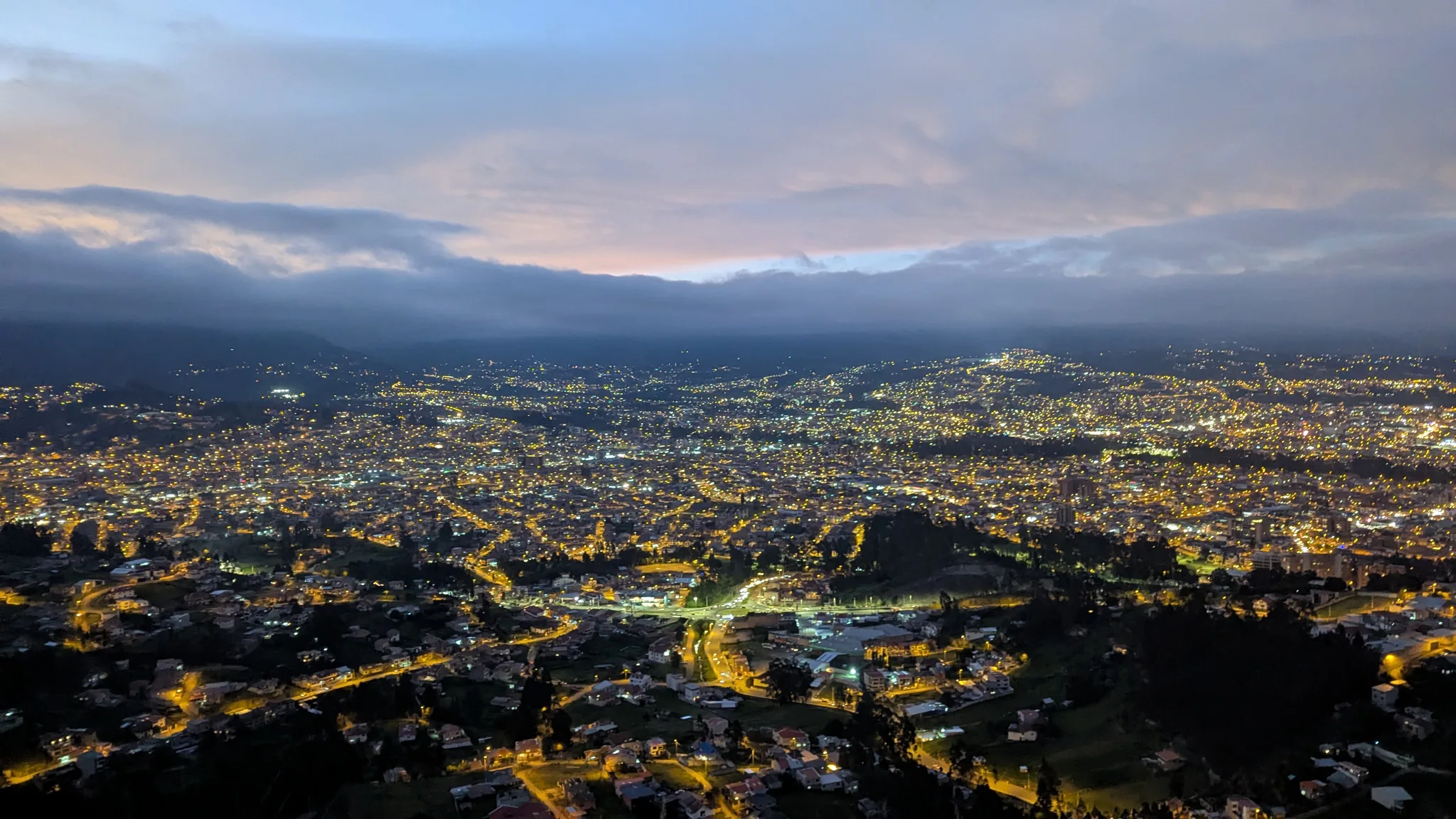Luces de la ciudad en el valle