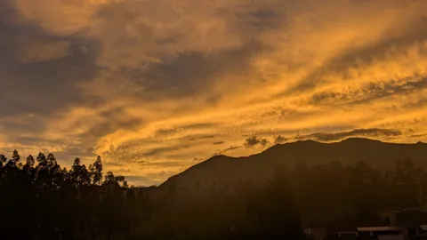 Nubes doradas sobre crestas oscuras