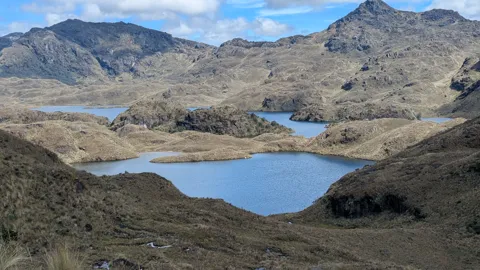 Aguas azules entre lomas rocosas