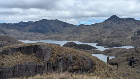 Lagunas y penínsulas en la cuenca de Osohuayco.