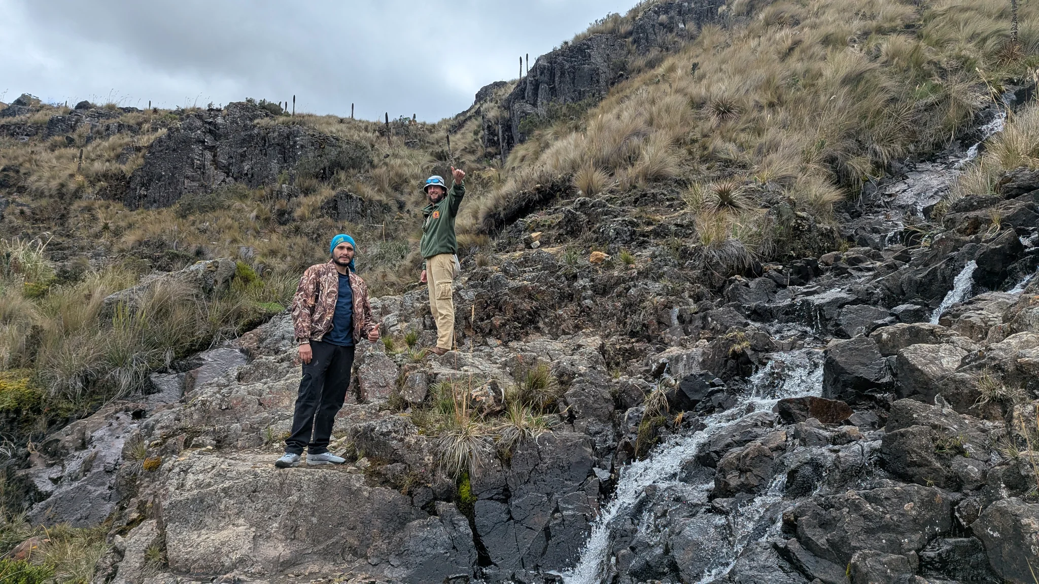 Caminantes junto a una cascada rocosa