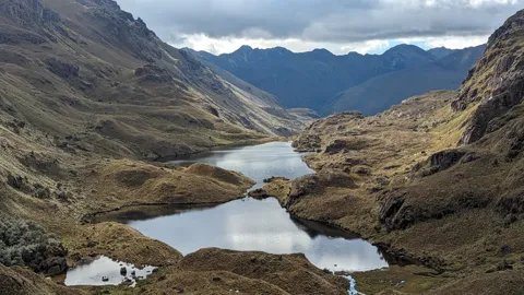Lagunas encadenadas en un valle de montaña