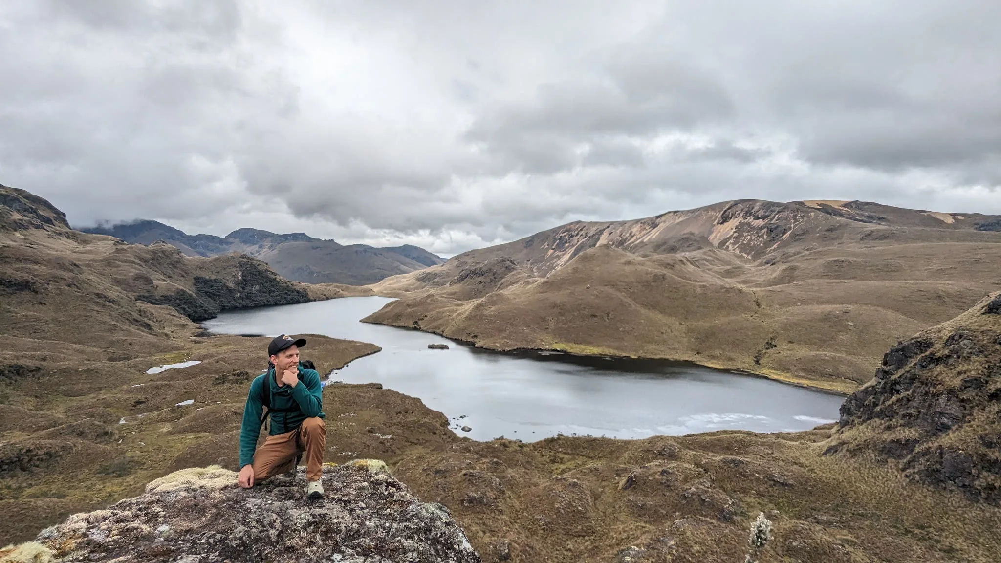 Un caminante sobre Laguna Larga.