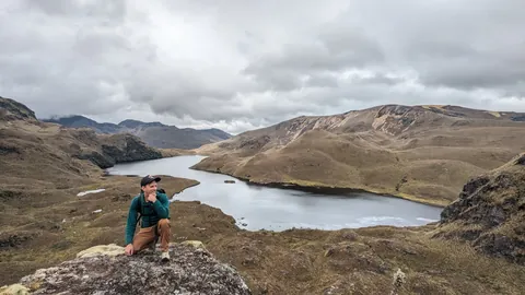 Un caminante sobre Laguna Larga.