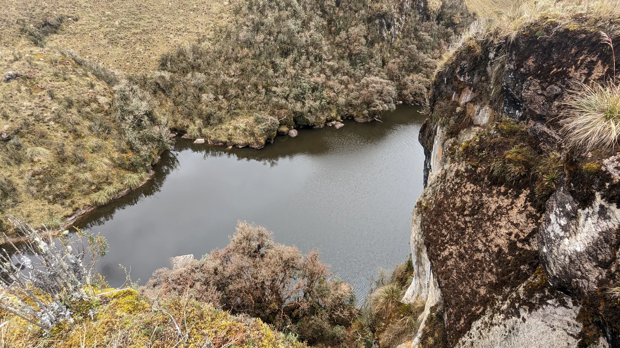 Laguna Pizarro tras una arista rocosa.