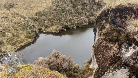 Laguna Pizarro tras una arista rocosa.