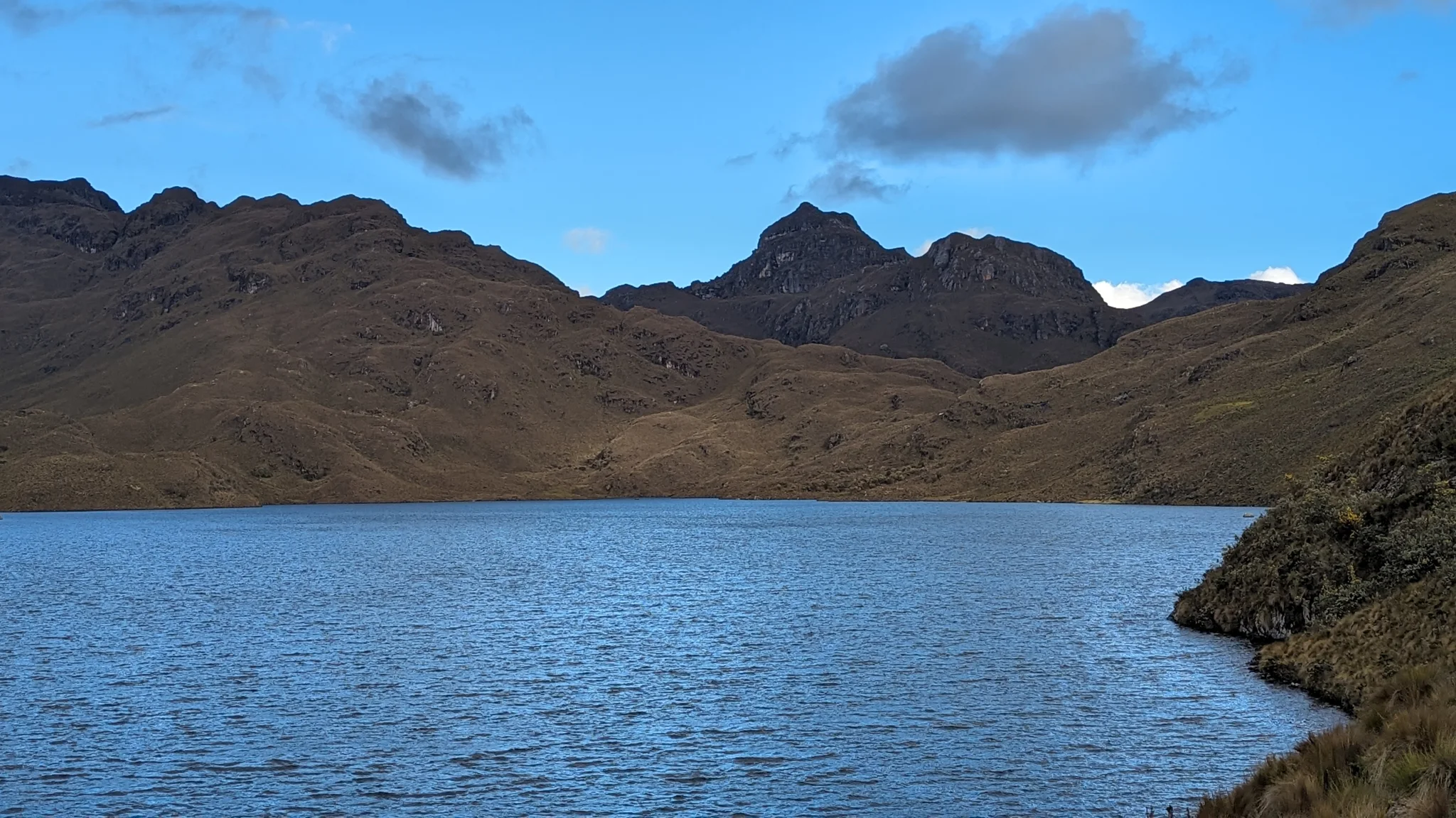 Una laguna azul bajo crestas oscuras