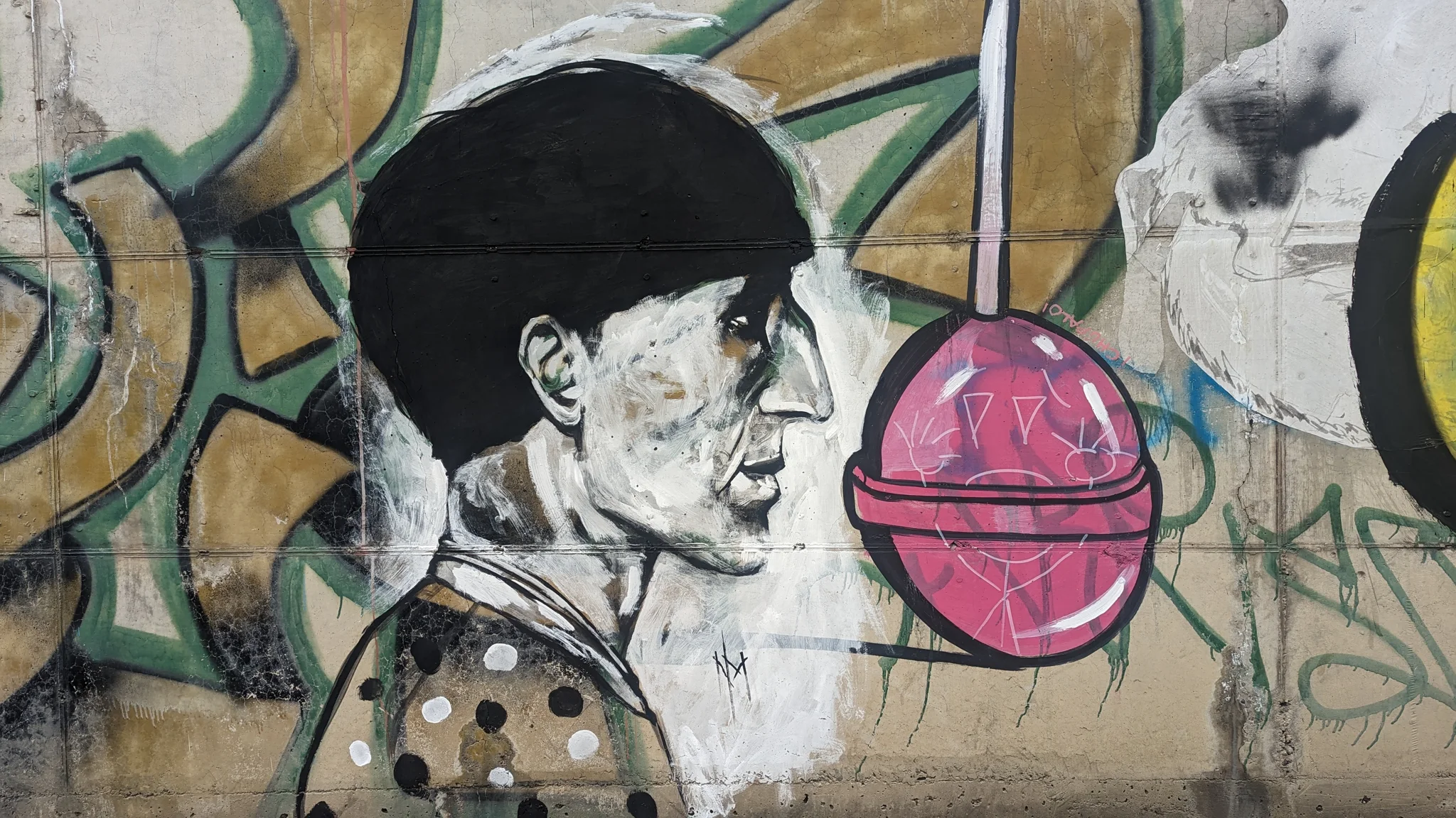 Un retrato con un círculo rosado