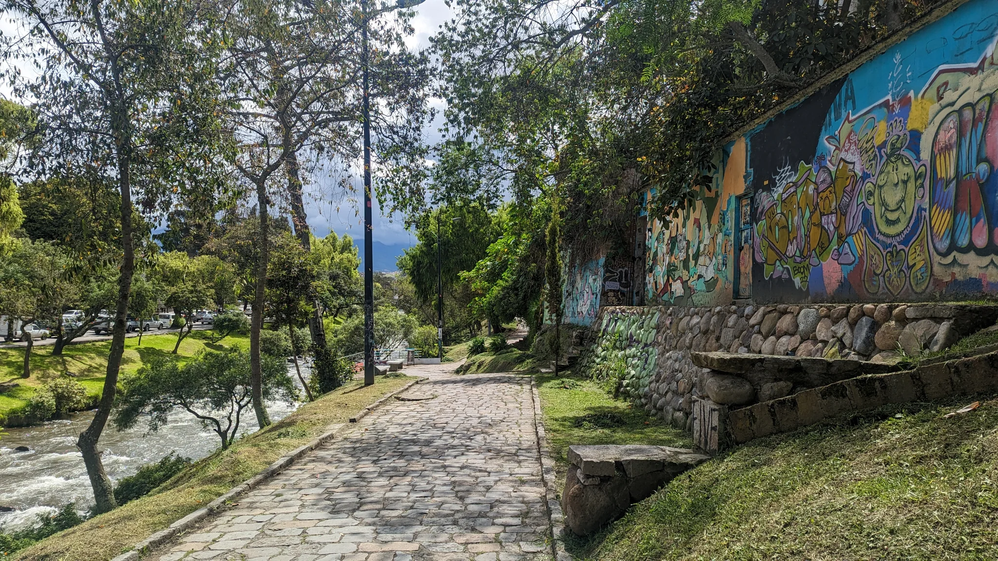 Un muro pintado junto al sendero de un parque