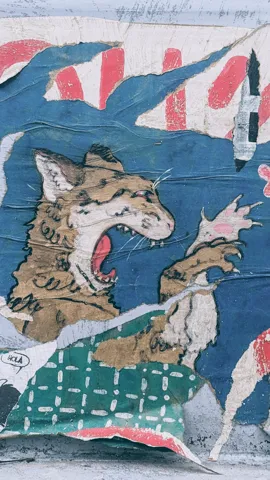 Un animal entre formas pintadas de colores intensos