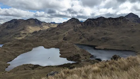 Dos lagunas entre laderas de páramo.