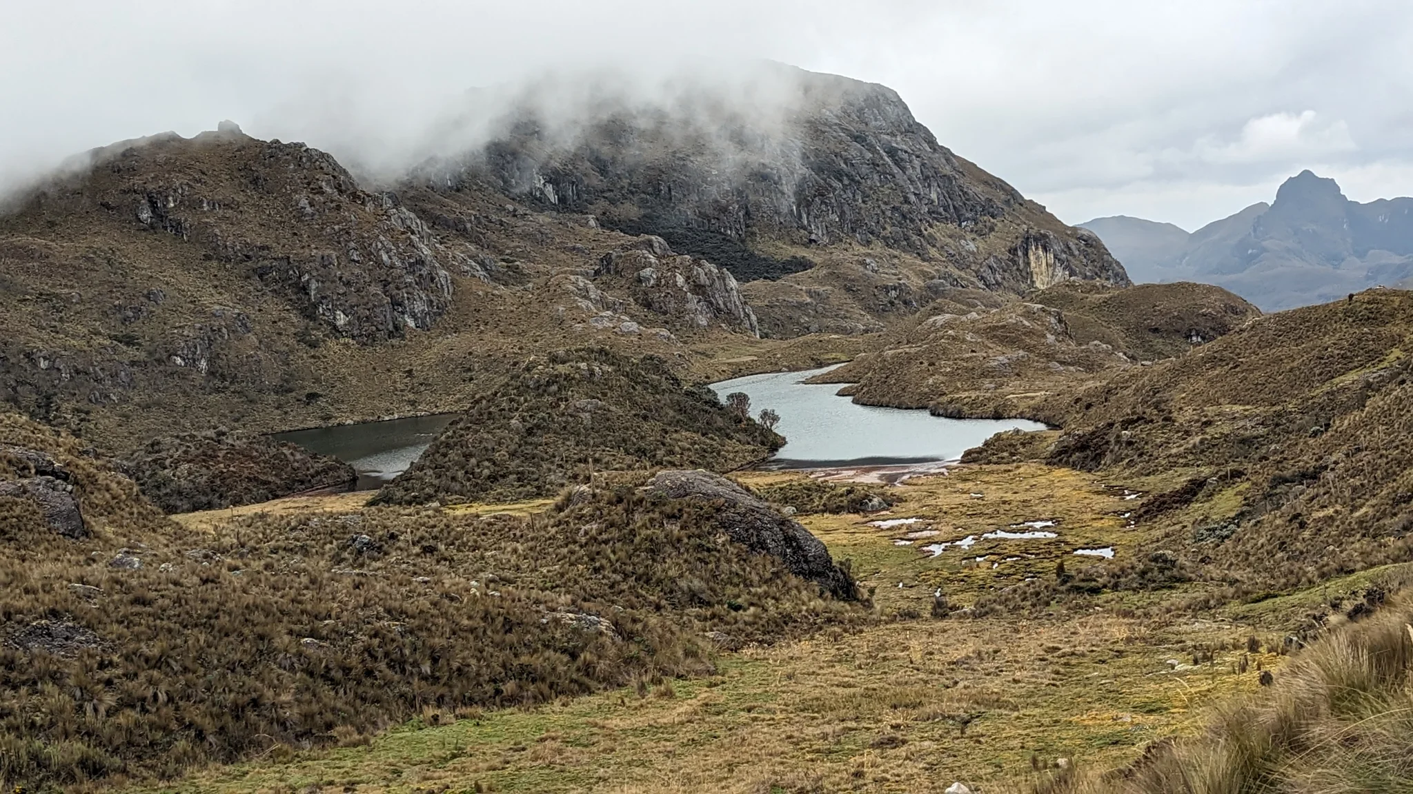 Pequeñas lagunas bajo cumbres escarpadas