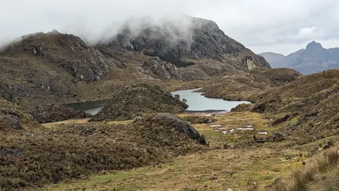 Pequeñas lagunas bajo cumbres escarpadas
