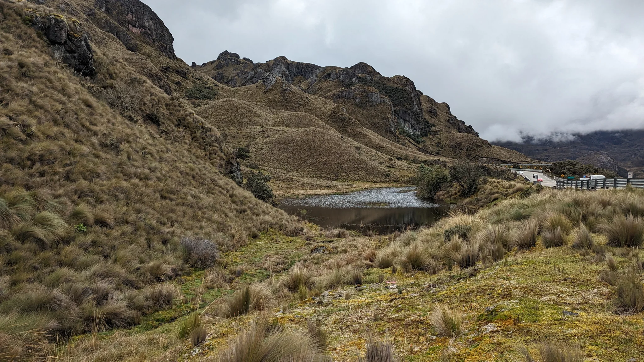 Una laguna pequeña entre laderas de páramo. El nombre del cuerpo de agua sigue sin confirmarse.