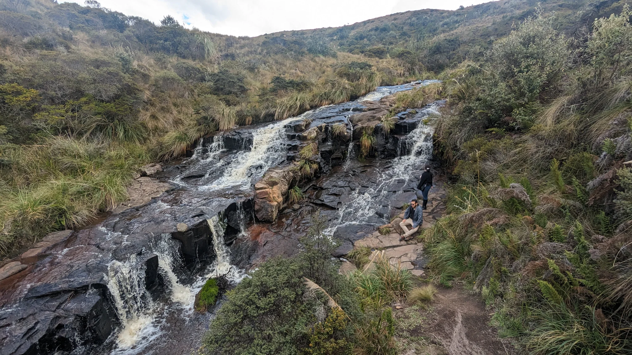 Cascadas escalonadas en un valle verde