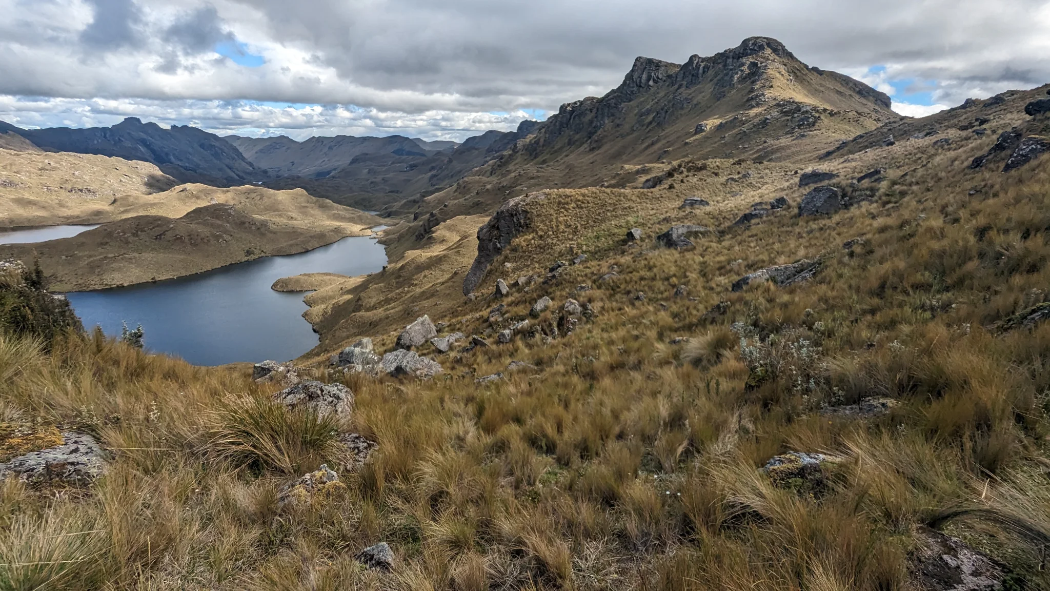 Una laguna al pie de una cresta herbosa