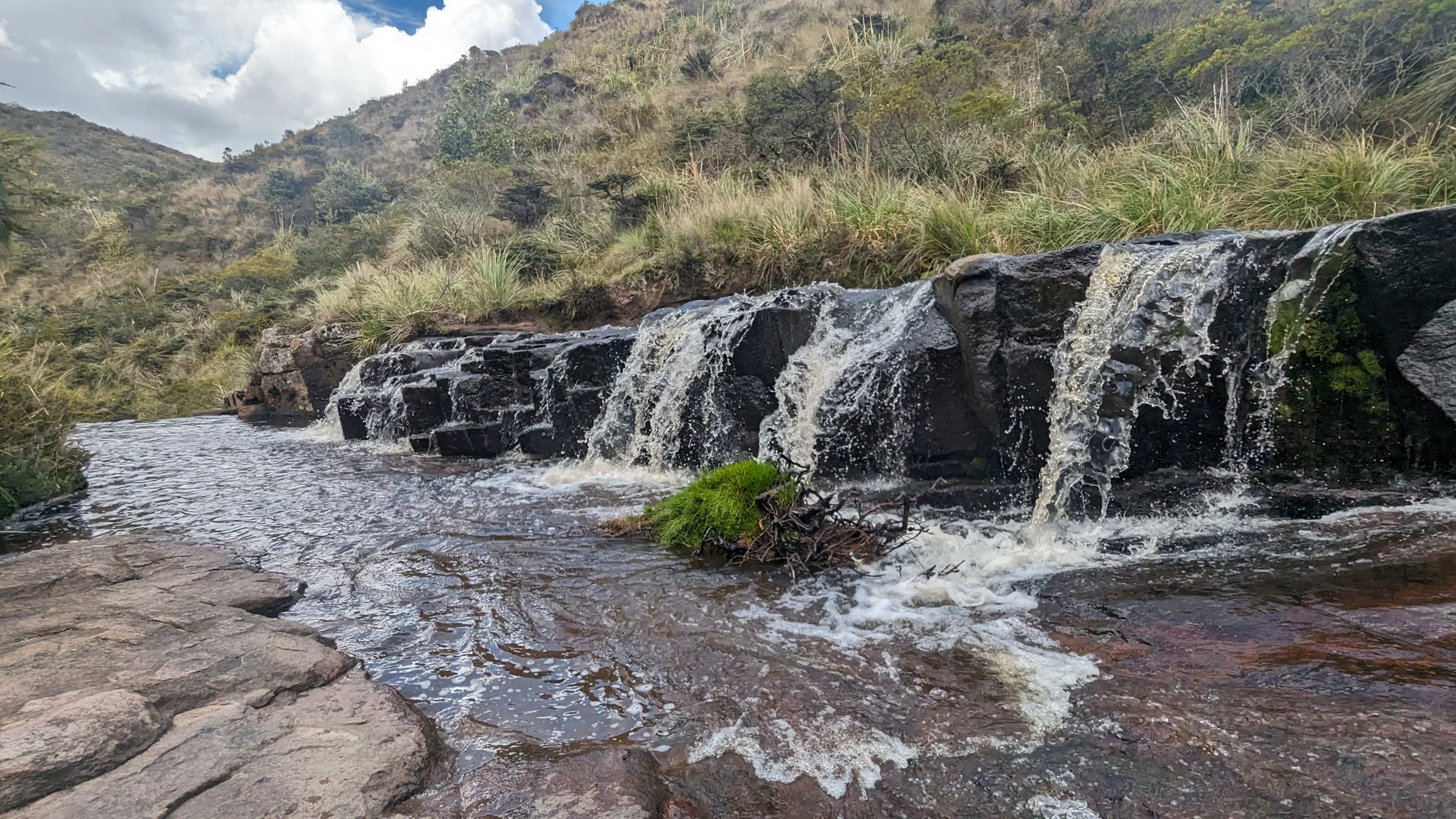 Una cascada sobre una plataforma rocosa