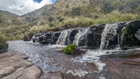 Una cascada sobre una plataforma rocosa