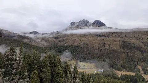 Nubes alrededor de una montaña escarpada