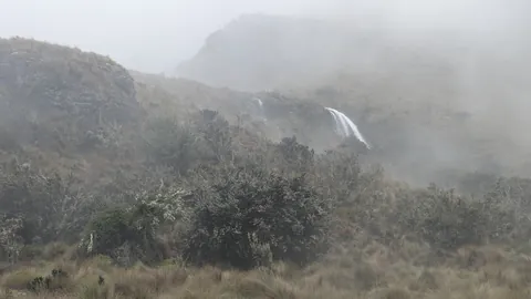 Una cascada lejana entre la neblina