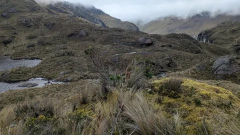 Lagunas bajo las laderas de Hunanchi.