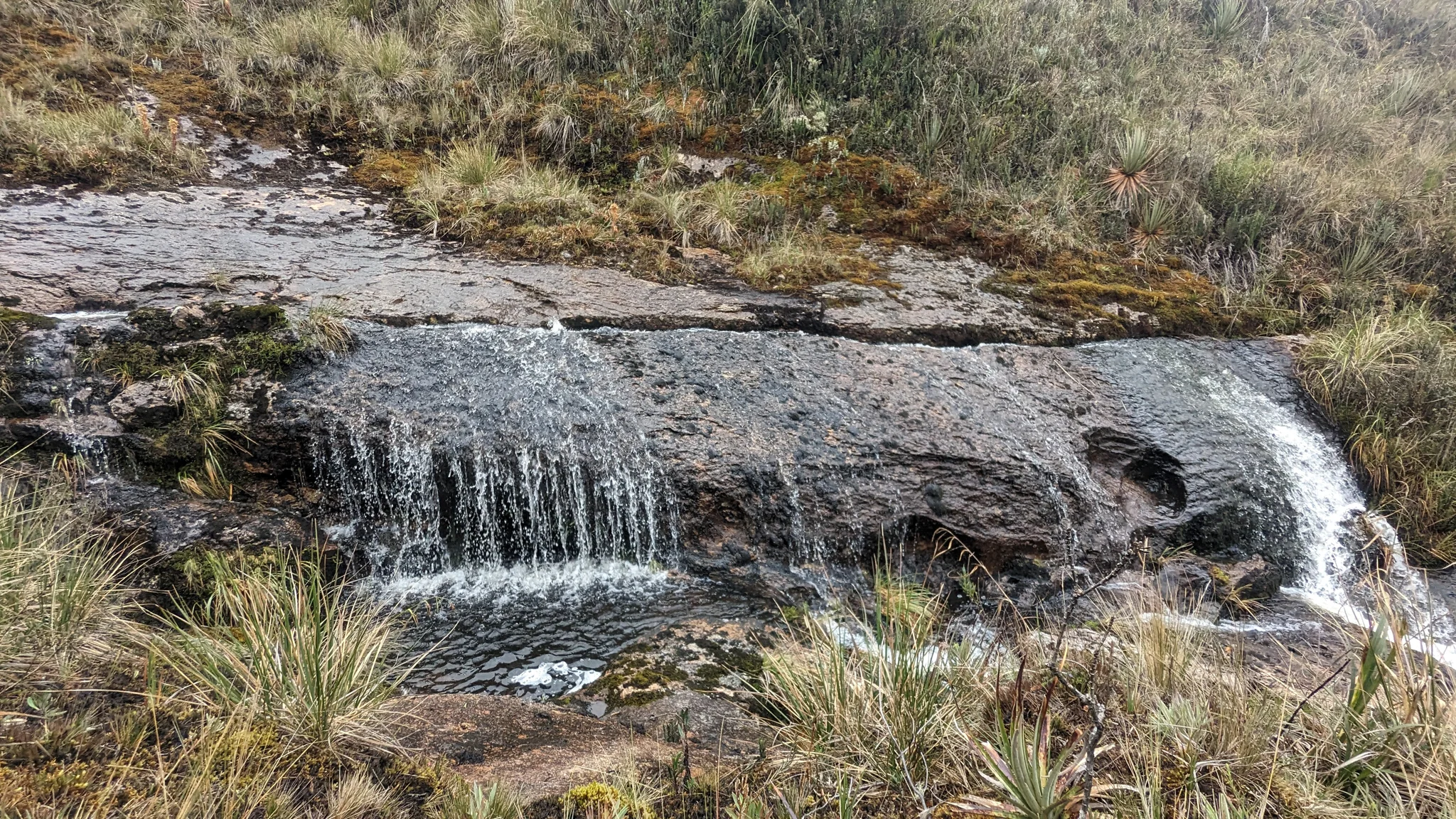 Una pequeña cortina de agua sobre piedra