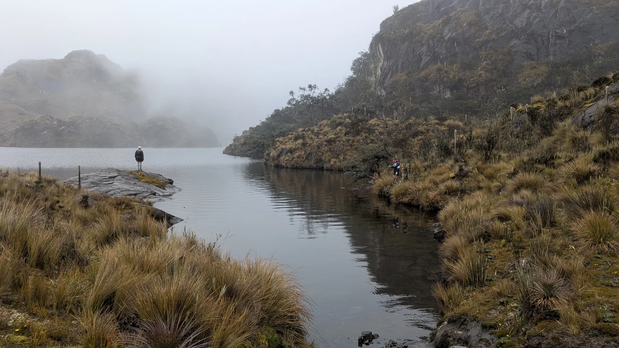 Salida de una laguna entre niebla. El nombre del cuerpo de agua sigue sin confirmarse.