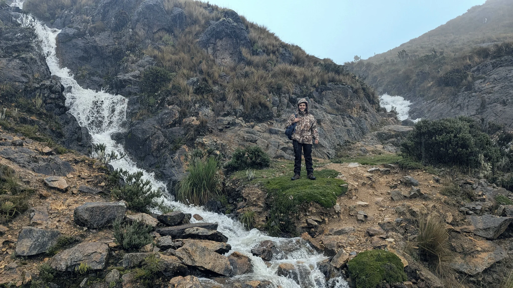 Una pausa junto a una cascada de montaña