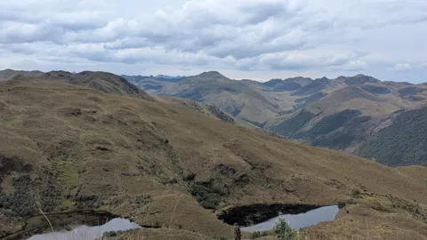 Pequeñas lagunas entre lomas de altura. El nombre del cuerpo de agua sigue sin confirmarse.