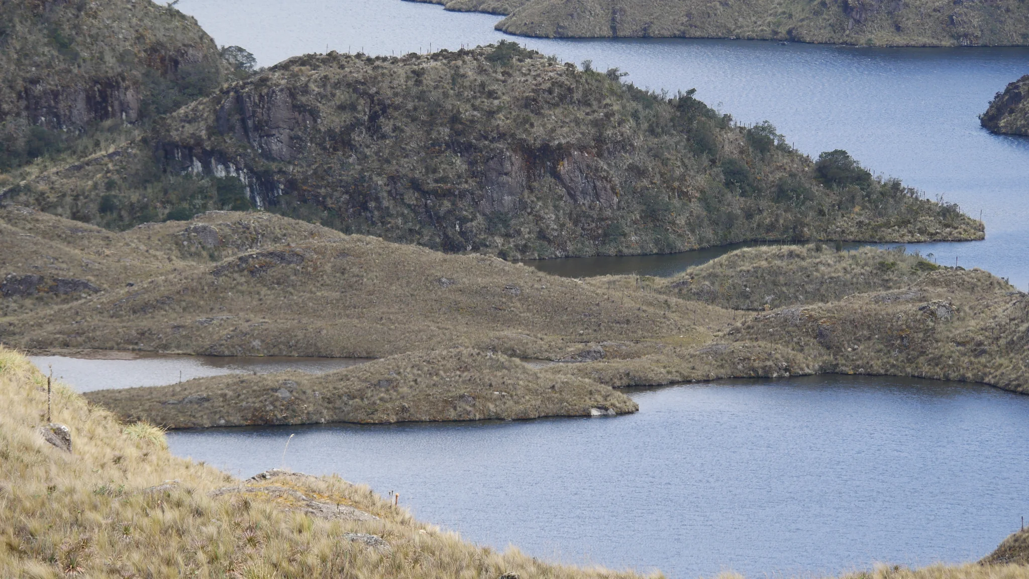 Lagunas separadas por una península de pajonal. El nombre del cuerpo de agua sigue sin confirmarse.