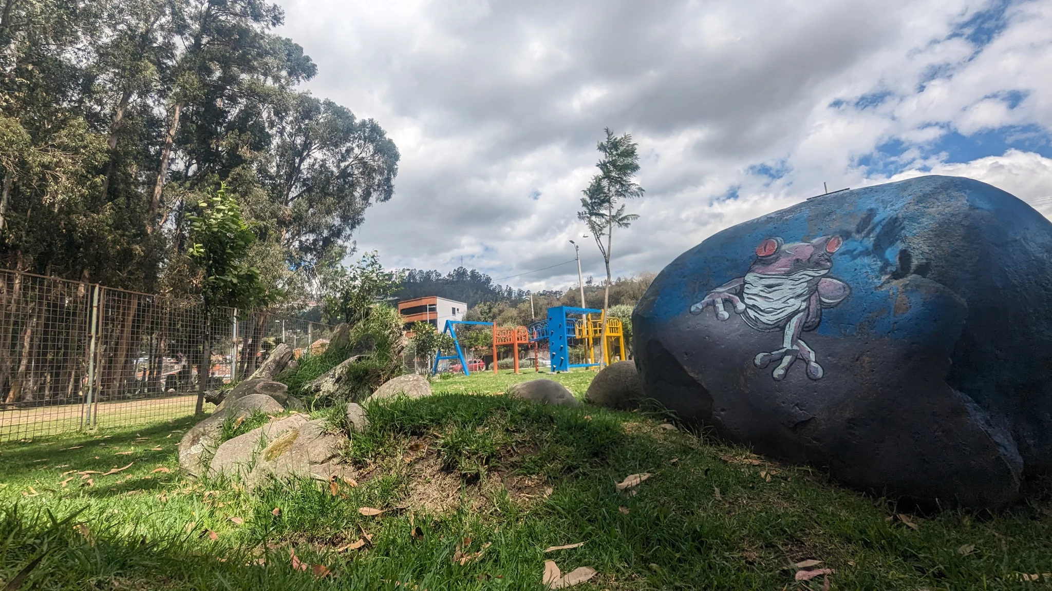 Una roca pintada en un parque verde