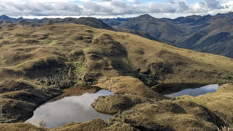 Dos lagunas sin nombre cerca del cerro Minas. El nombre del cuerpo de agua sigue sin confirmarse.