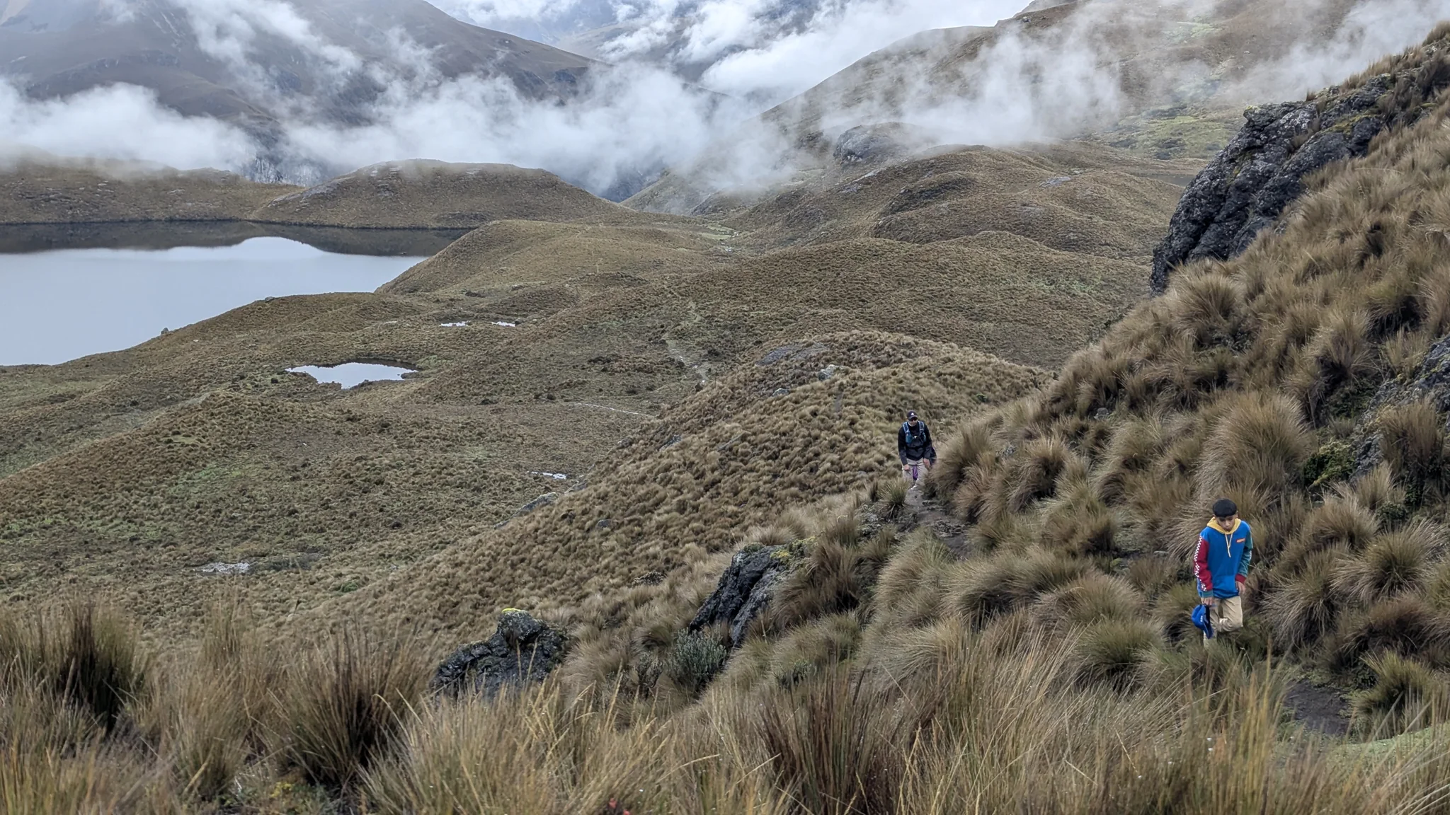 Un caminante sobre las lagunas Pampeadas.