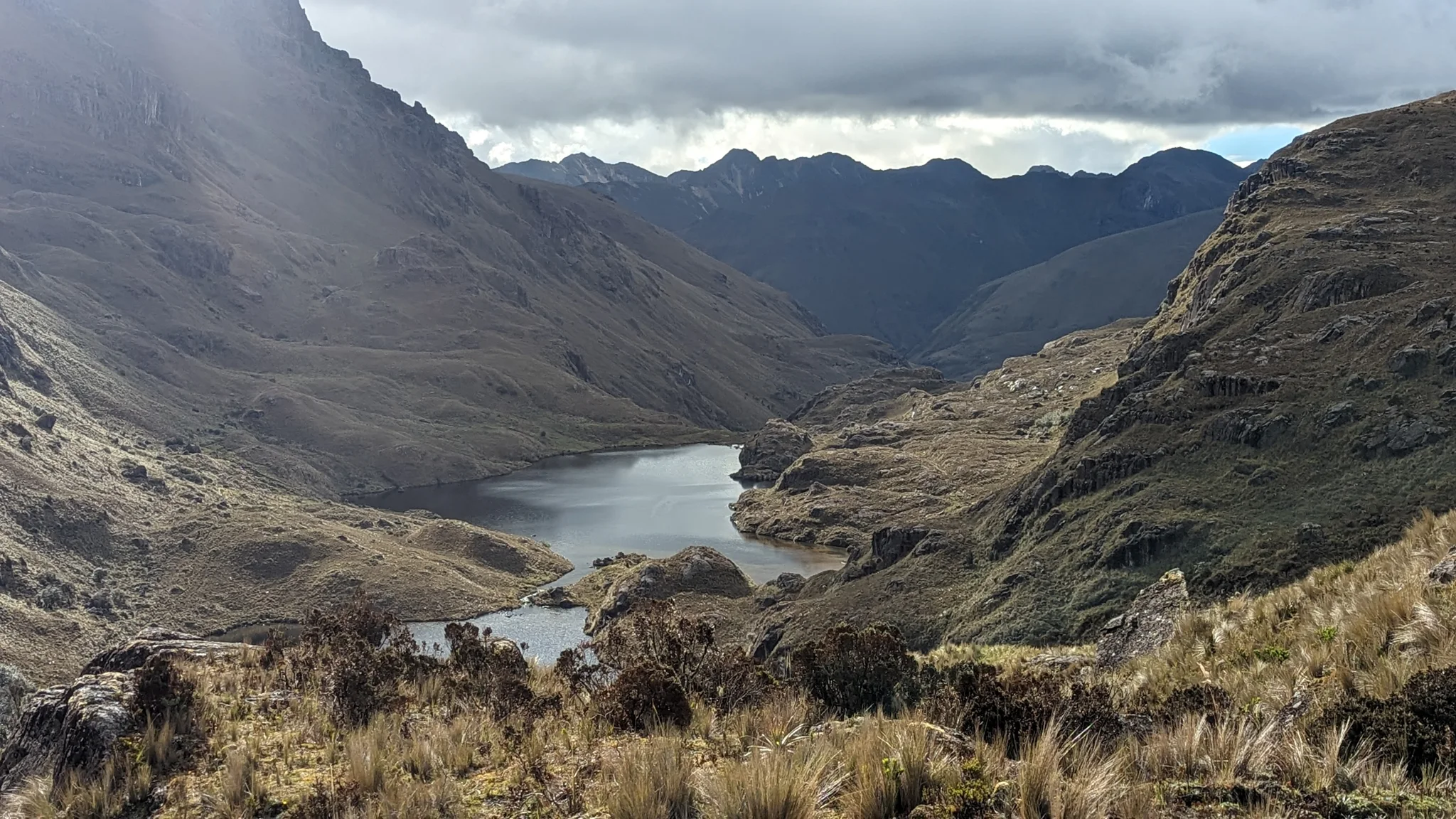 Lagunas Canutillos en un valle encajonado.