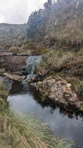 Una laguna estrecha en un corredor rocoso. El nombre del cuerpo de agua sigue sin confirmarse.