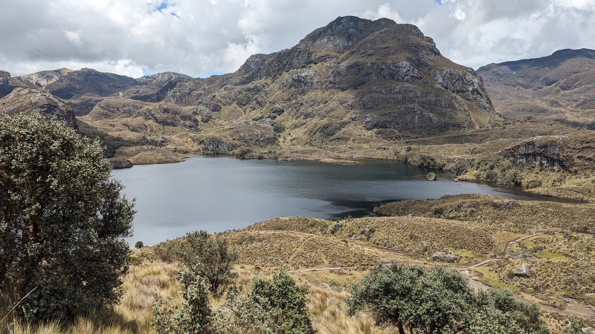 Una laguna bajo picos rocosos. El nombre del cuerpo de agua sigue sin confirmarse.