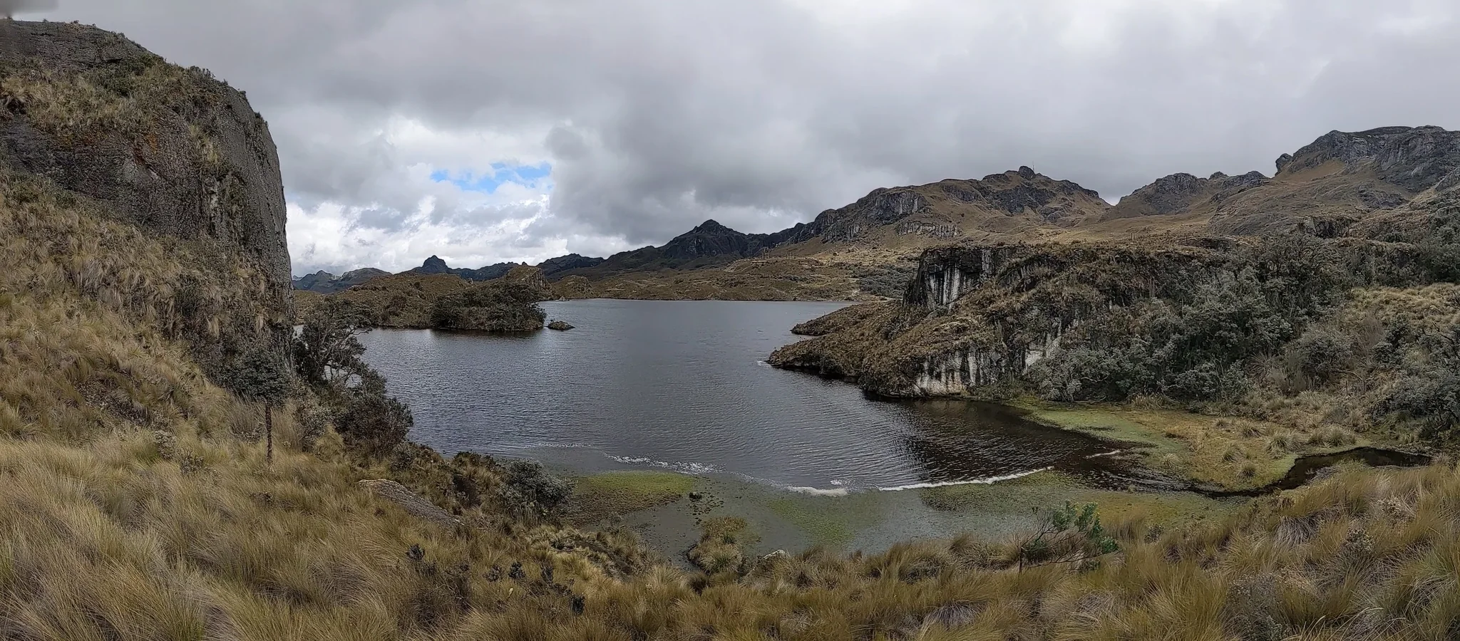 Una laguna entre márgenes de pajonal. El nombre del cuerpo de agua sigue sin confirmarse.