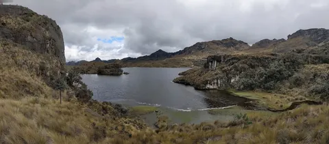 Una laguna entre márgenes de pajonal. El nombre del cuerpo de agua sigue sin confirmarse.