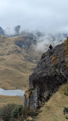Un caminante sobre una laguna entre niebla. El nombre del cuerpo de agua sigue sin confirmarse.
