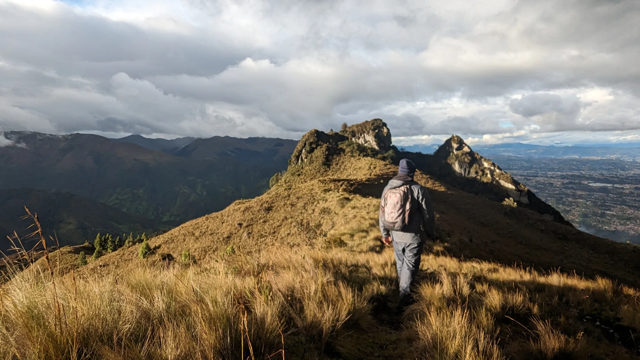 Una caminata por una cresta de paja iluminada