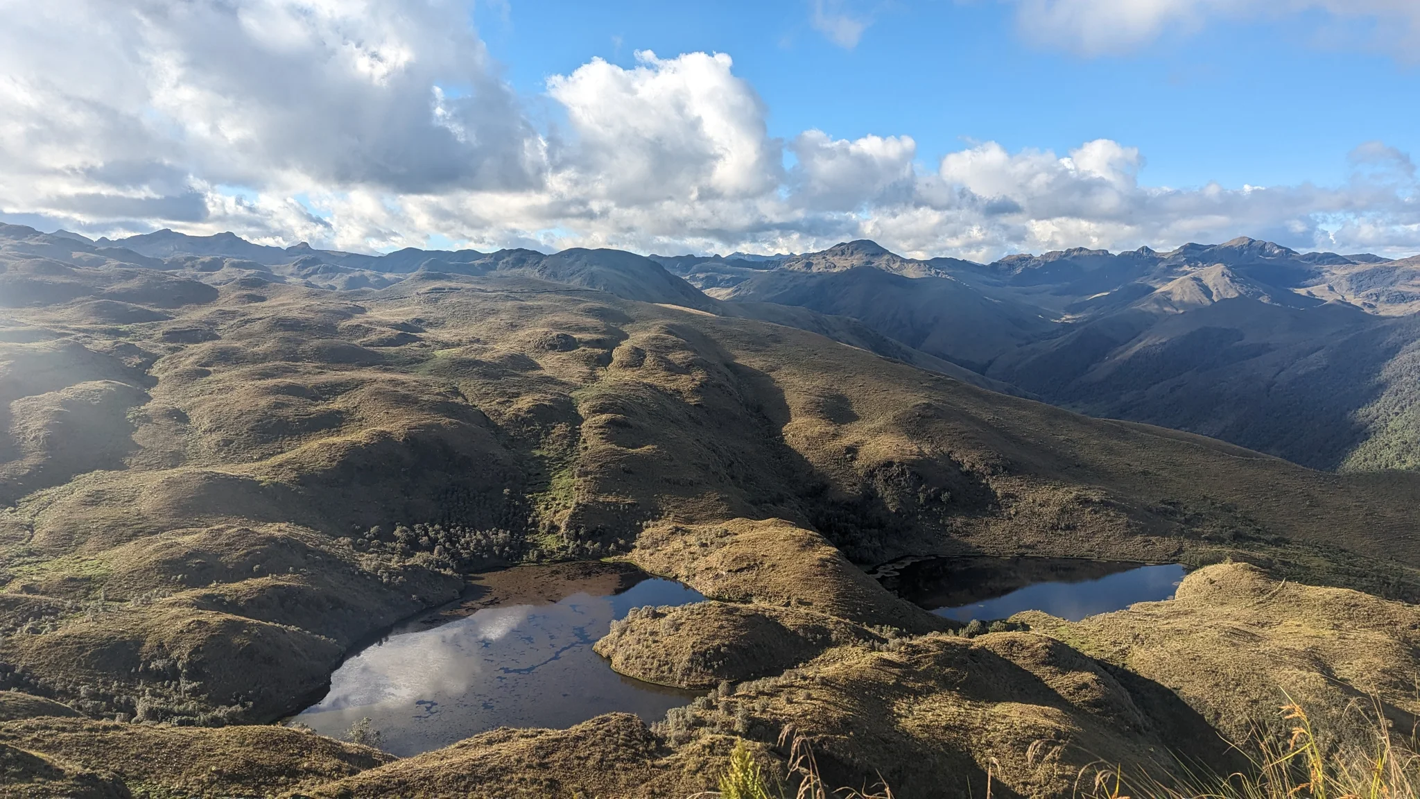Lagunas entre crestas onduladas. El nombre del cuerpo de agua sigue sin confirmarse.