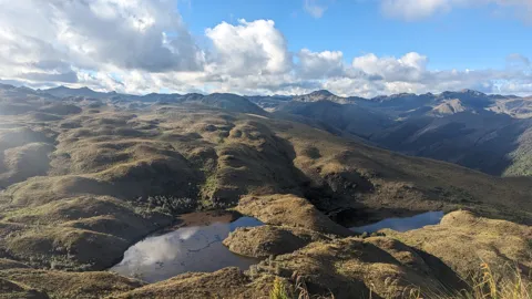 Lagunas entre crestas onduladas. El nombre del cuerpo de agua sigue sin confirmarse.