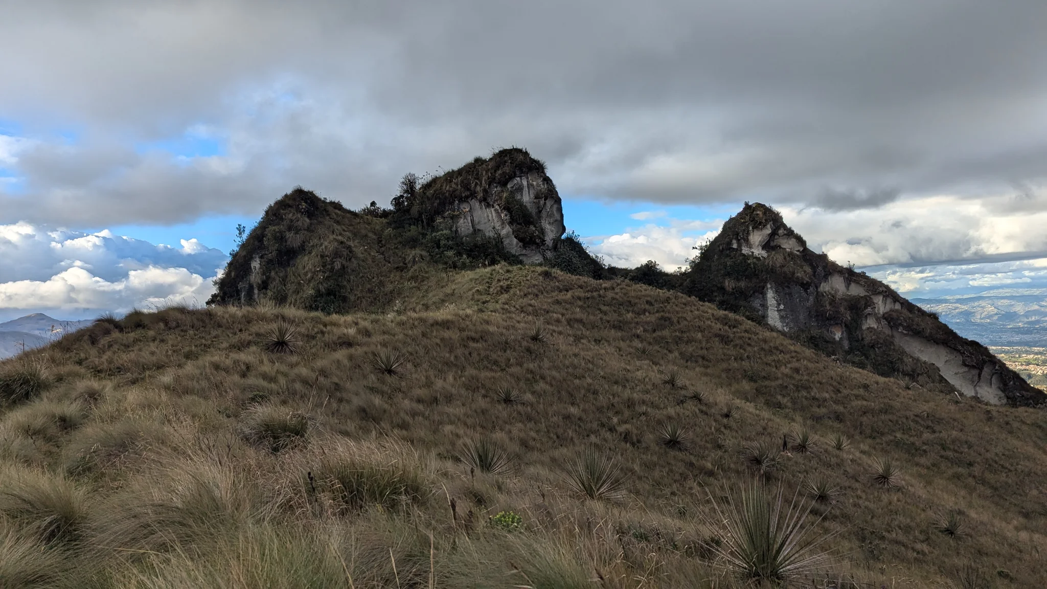 Una corona de roca sobre el páramo